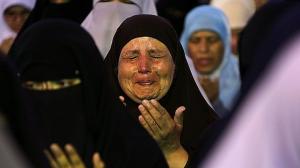 Egipcia llora mientras reza al final del Ramadán